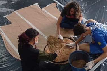 Estudantes da FAOP em Guaxupé produzem tapete devocional para exposição  