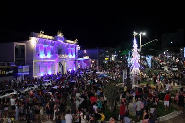 Abertura do Natal de Luz leva multidão para a Avenida Conde Ribeiro do Vale