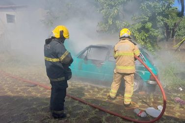 Carro pega fogo no bairro Vila Meziara 