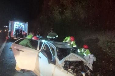 Colis&atilde;o entre carro e caminh&atilde;o deixa tr&ecirc;s v&iacute;timas na PR-092, em Joaquim T&aacute;vora