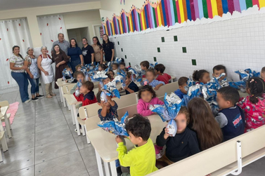 Alunos da rede municipal recebem 3 mil ovos de P&aacute;scoa em a&ccedil;&atilde;o especial