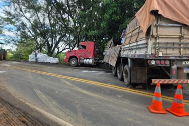 Caminh&atilde;o n&atilde;o vence subida e interdita trecho da BR-272 em Ibaiti