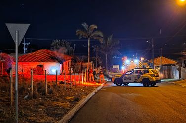 Inc&ecirc;ndio mobiliza Bombeiros, PM e equipes de sa&uacute;de no bairro S&atilde;o Crist&oacute;v&atilde;o, em Ibaiti
