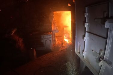 Inc&ecirc;ndio atinge secador de caf&eacute; &agrave;s margens da PR-272 em Pinhal&atilde;o