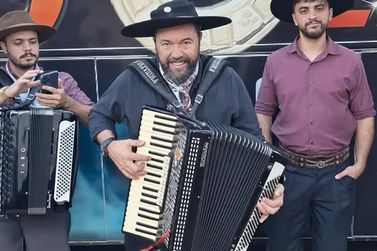 Baile de formatura celebra tradi&ccedil;&atilde;o ga&uacute;cha com show de Sandro Oliveira em Curi&uacute;va