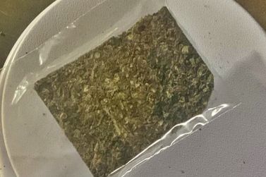 Homem &eacute; detido com por&ccedil;&otilde;es de maconha durante patrulhamento da Pol&iacute;cia Militar em Ibaiti
