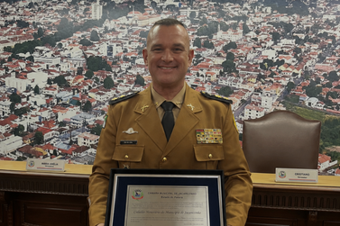 Tenente-coronel Carlos Ricelli Leal recebe T&iacute;tulo de Cidad&atilde;o Honor&aacute;rio de Jacarezinho