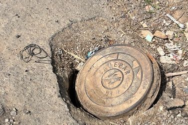 Buraco aberto ap&oacute;s obra da Sanepar preocupa moradores e motoristas em Ibaiti