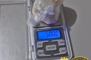PM apreende crack e coca&iacute;na e prende jovem por tr&aacute;fico em Siqueira Campos