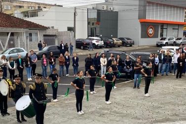 Ibaiti abre Semana da P&aacute;tria com hasteamento de bandeiras e apresenta&ccedil;&atilde;o de fanfarra