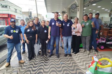 Pedro Lupion percorre com&eacute;rcio de Ibaiti e conversa com moradores durante visita