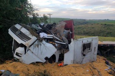 Motorista morre ap&oacute;s carreta carregada com milho capotar em Madre de Deus de Minas