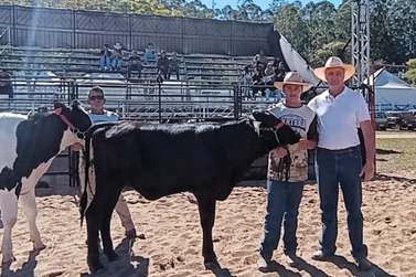 Vivi &eacute; eleita Campe&atilde; das Campe&atilde;s na Exposi&ccedil;&atilde;o Agropecu&aacute;ria de Ibertioga