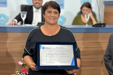 Professora de Ibertioga &eacute; homenageada em Barbacena por ensino inclusivo