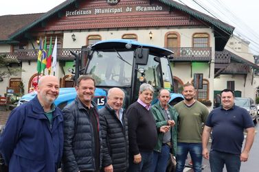 Agricultura de Gramado recebe novo trator com emenda do deputado Bibo Nunes