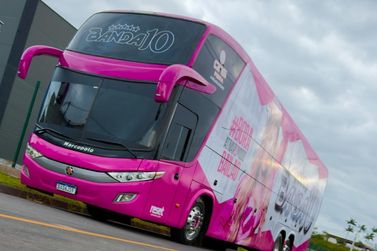 Banda 10 apresenta novo &ocirc;nibus e celebra conquista constru&iacute;da na estrada