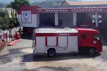 Bombeiros Volunt&aacute;rios de Igrejinha recebem nova viatura de combate a inc&ecirc;ndios