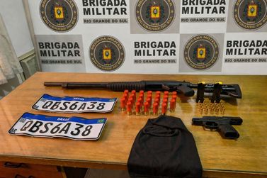 Brigada Militar apreende armas de fogo e materiais em terreno baldio em Riozinho