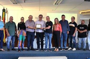 Delmar Backes recebe placa de reconhecimento do Corede Paranhana/Encosta da Serra