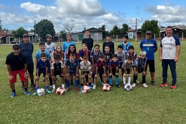 Escolinha de futebol de campo de Parob&eacute; recebe novas bolas