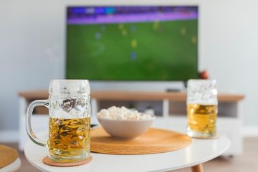 Futebol, figurinhas e petiscos: ideias para reunir amigos e fam&iacute;lia