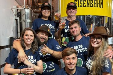 Na Oktoberfest de Igrejinha, fam&iacute;lias transformam voluntariado em legado entre gera&ccedil;&otilde;es