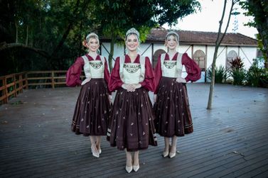 Soberanas da 37&ordf; Oktober de Igrejinha vestem hist&oacute;ria da cultura alem&atilde; no traje de passeio