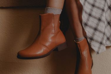 Cano alto, fivelas e tons terrosos: as botas que definem o inverno 2026