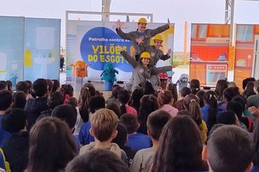 Estudantes participam de espet&aacute;culo educativo sobre saneamento e meio ambiente em Taquara