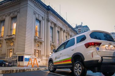 Parob&eacute; recebe oficialmente novo ve&iacute;culo adaptado para o transporte de pacientes da Sa&uacute;de