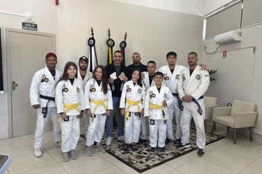 Prefeito de Parob&eacute; recebe equipe de Jiu-J&iacute;tsu destaque em competi&ccedil;&atilde;o internacional