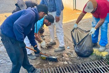 Prefeitura faz limpeza de bueiros no Centro e em bairros de Taquara