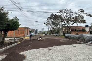 Rua M&aacute;rio Covas entra na reta final de pavimenta&ccedil;&atilde;o, no Residencial Solar, em Parob&eacute;