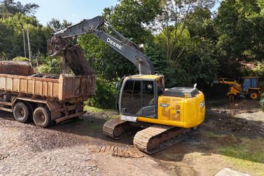 Taquara intensifica desassoreamento de arroios para reduzir riscos de enchentes