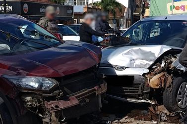 Colis&atilde;o entre dois ve&iacute;culos deixa duas pessoas feridas no Centro de Igrejinha