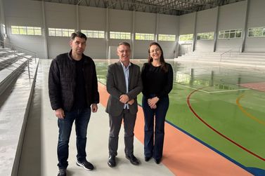 Gin&aacute;sio da EMEF &Aacute;guas Brancas entra em nova etapa de recupera&ccedil;&atilde;o em Tr&ecirc;s Coroas