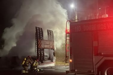 Inc&ecirc;ndio atinge carreta na ERS-115, em Igrejinha, durante a madrugada deste s&aacute;bado (22)
