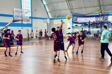 Jogos Estudantis de Taquara re&uacute;nem 222 atletas nas disputas de basquete 3x3