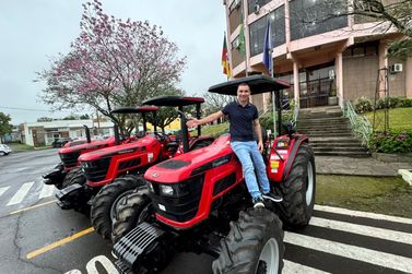 Munic&iacute;pio de Parob&eacute; recebe tr&ecirc;s novos tratores para fortalecer a agricultura familiar
