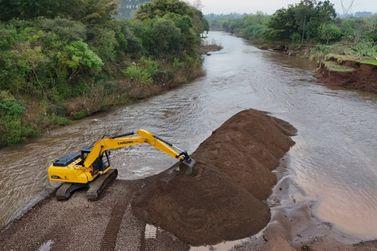 Munic&iacute;pios de Taquara e Parob&eacute; fazem a&ccedil;&atilde;o conjunta de desassoreamento do Rio Paranhana