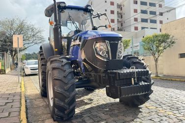Prefeitura de Taquara adquire novo trator para a Secretaria de Agricultura
