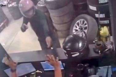 Assalto à mão armada: bandidos fogem em motocicleta após roubar joias e carro