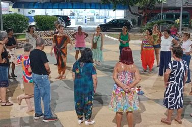 Dança Circular gratuita reúne moradores de Timóteo