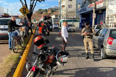 Acidente entre carro e moto deixa vítima ferida em Ipatinga