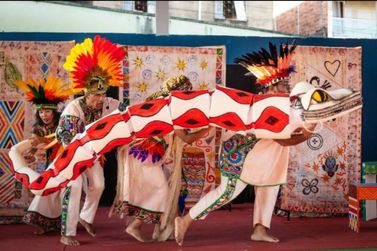 Escola em Belo Oriente recebe o  espetáculo Ananse: Contos e Encantos