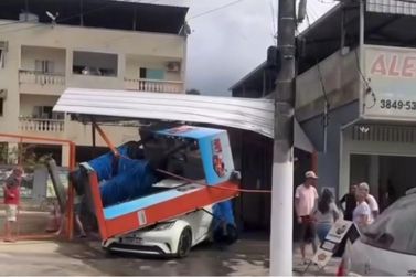 Estrutura de lava-rápido é destruída por carro em Timóteo
