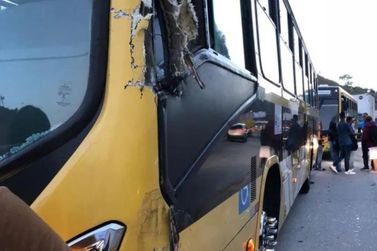Ônibus escolar de Antônio Dias bate contra carreta na BR-381