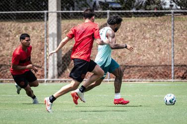 &Ocirc;nibus com time de futebol sofre acidente na BR-381