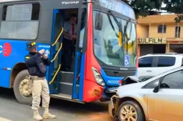 Motorista embriagado causa colisão frontal com ônibus na BR-116, em Caratinga