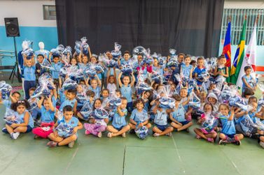Desfile de alunos marca in&iacute;cio da entrega dos uniformes em Ipatinga